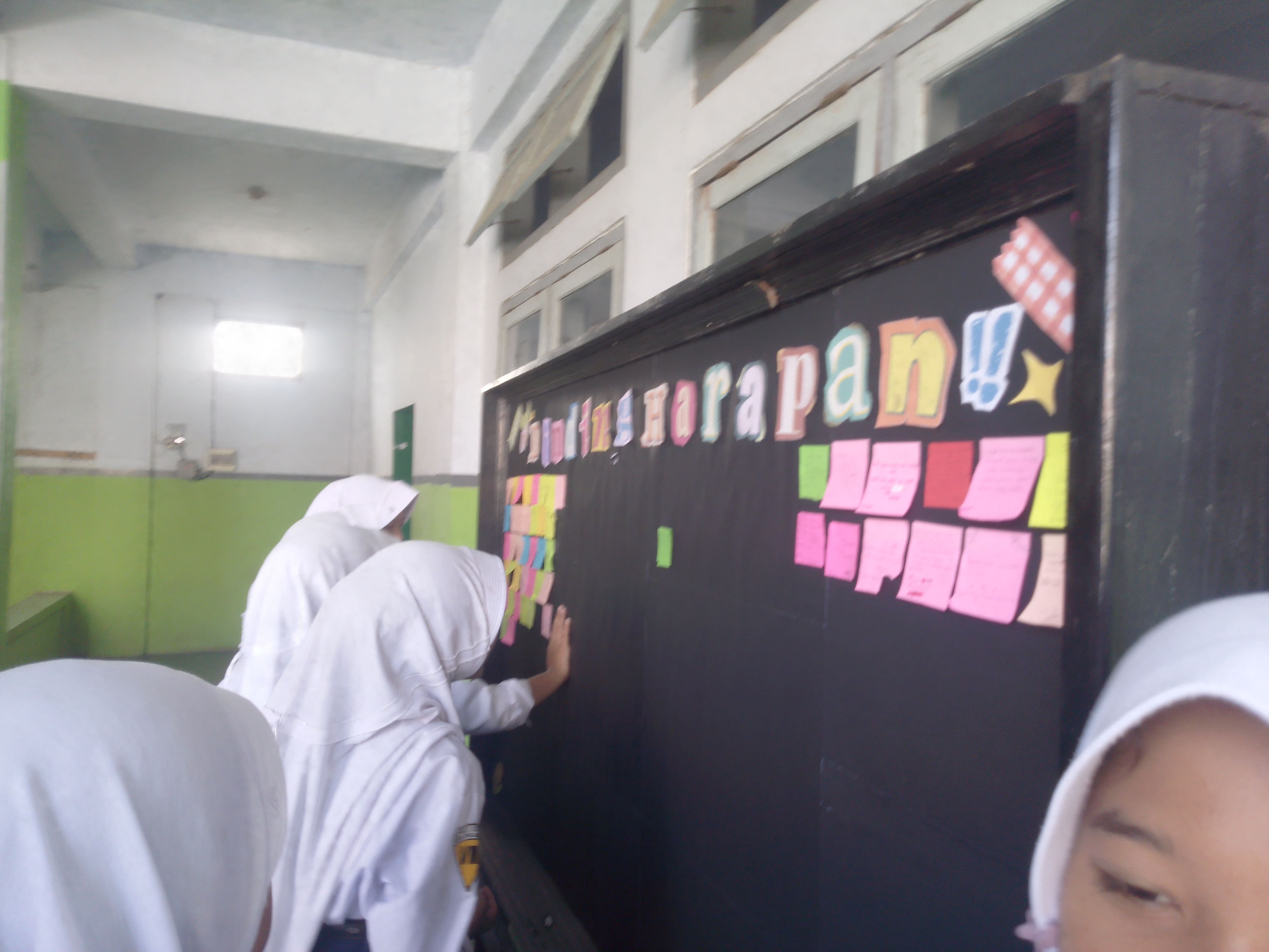 Mading Sekolah Hidupkan Semangat Literasi di SMP Islam Simbang Wetan